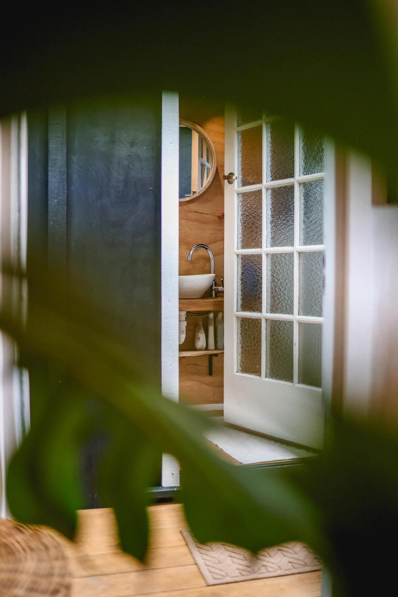 Kaitake Kabana - Unique, Off-Grid, Studio Retreat Oakura Екстер'єр фото