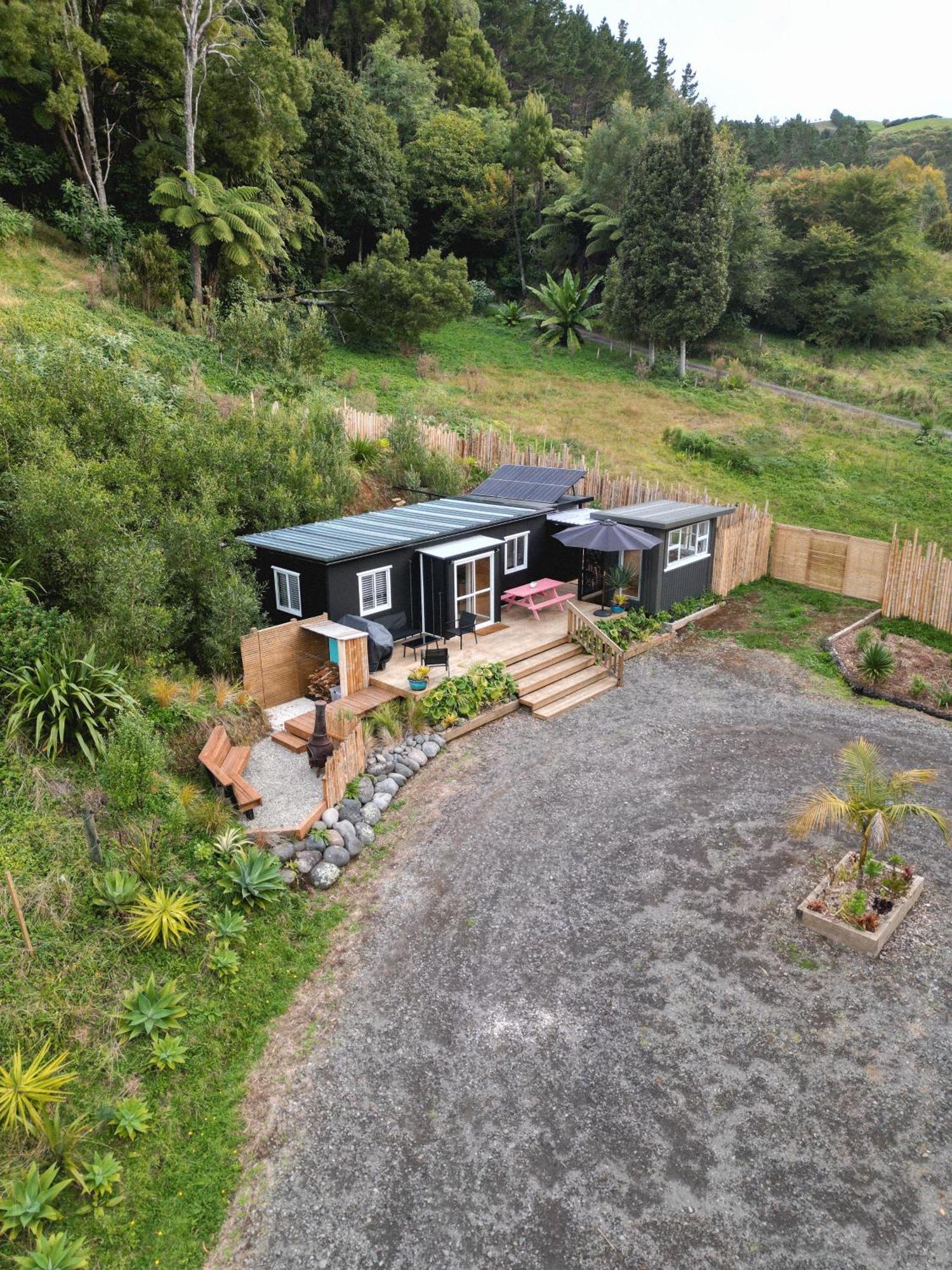 Kaitake Kabana - Unique, Off-Grid, Studio Retreat Oakura Екстер'єр фото